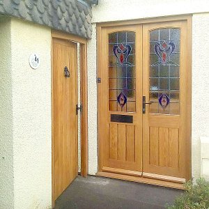 oak-doors-and-gates-with-stained-glass